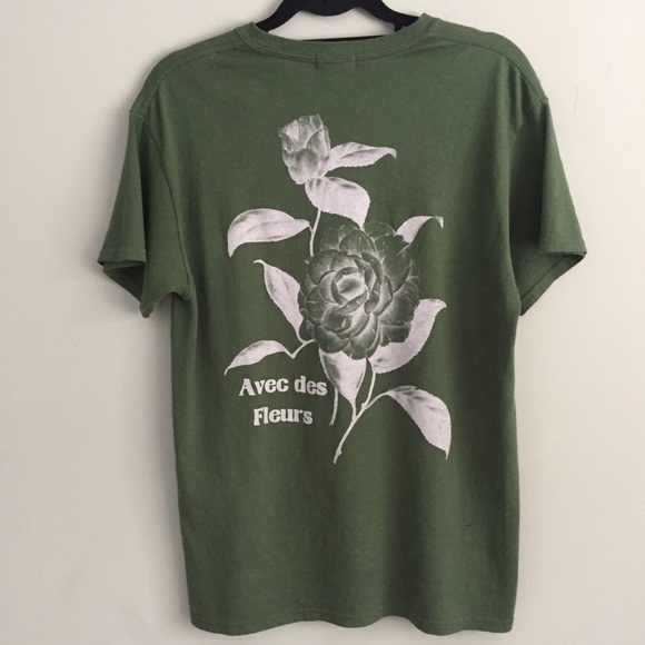 Urban Outfitters Tops - SOLD! URBAN OUTFITTERS AVEC FLEURS GRAPHIC T-SHIRT